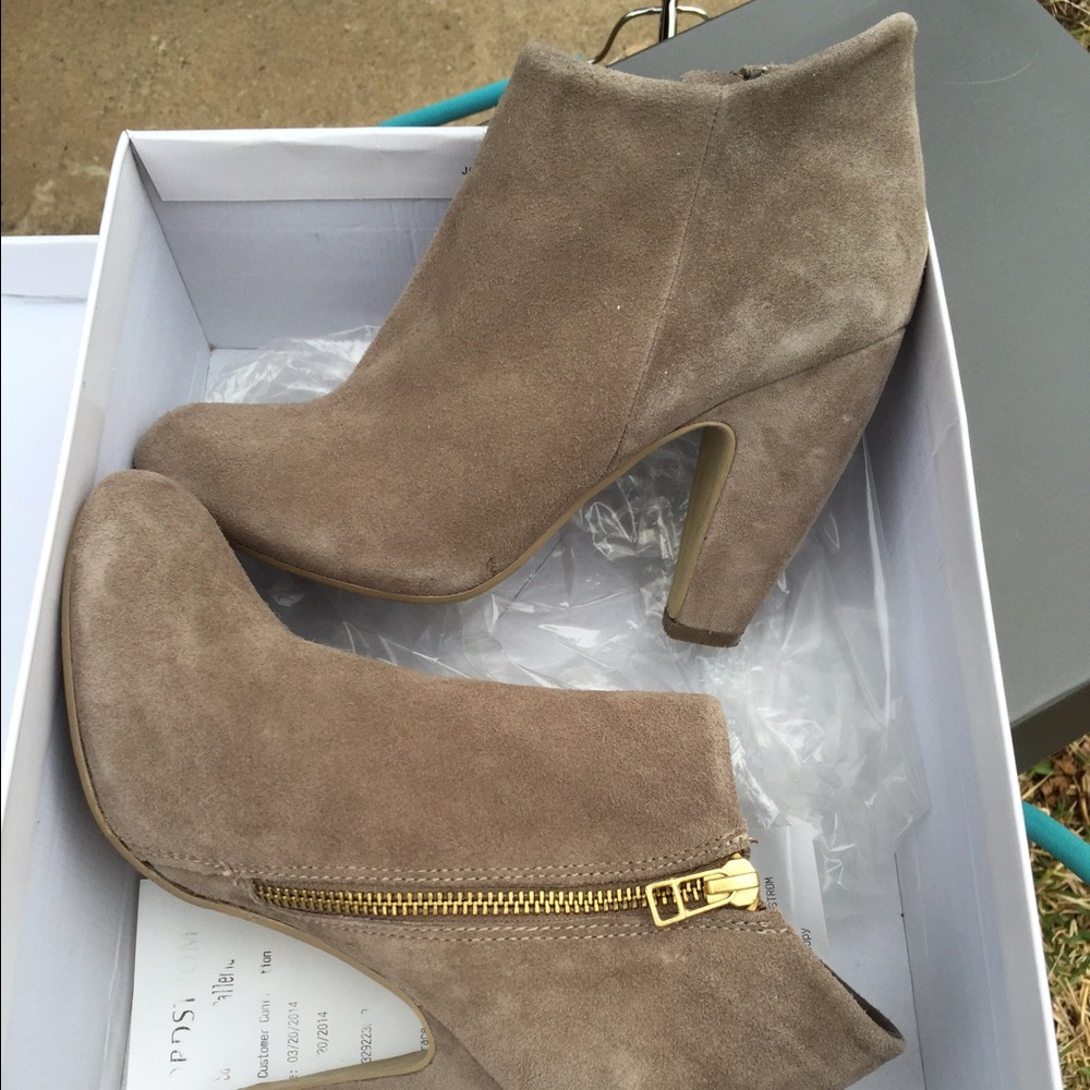 COPY - Steve Madden "Panelope" Seude Booties Size…